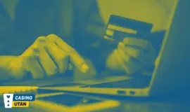 Person använder kreditkort för att göra en betalning online via datorn