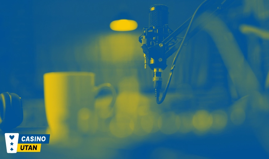 Uppsättning för streaming med mikrofon, hörlurar och en kaffemugg