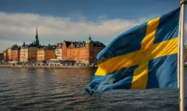 Svenska flaggan vajar vid vattnet i Gamla stan, Stockholm