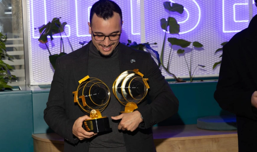 Person håller två trofeer vid Betsson Game of the Year Awards 2025