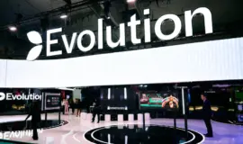Evolution monter på spelmässa med stor logotyp skärmar