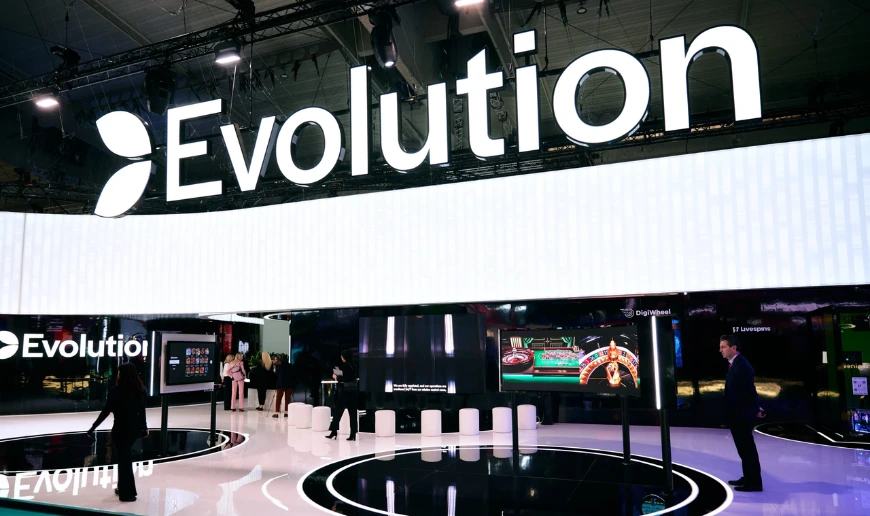 Evolution monter på spelmässa med stor logotyp skärmar