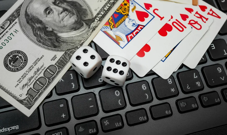 Spelkort tärningar och hundradollarsedel på tangentbord