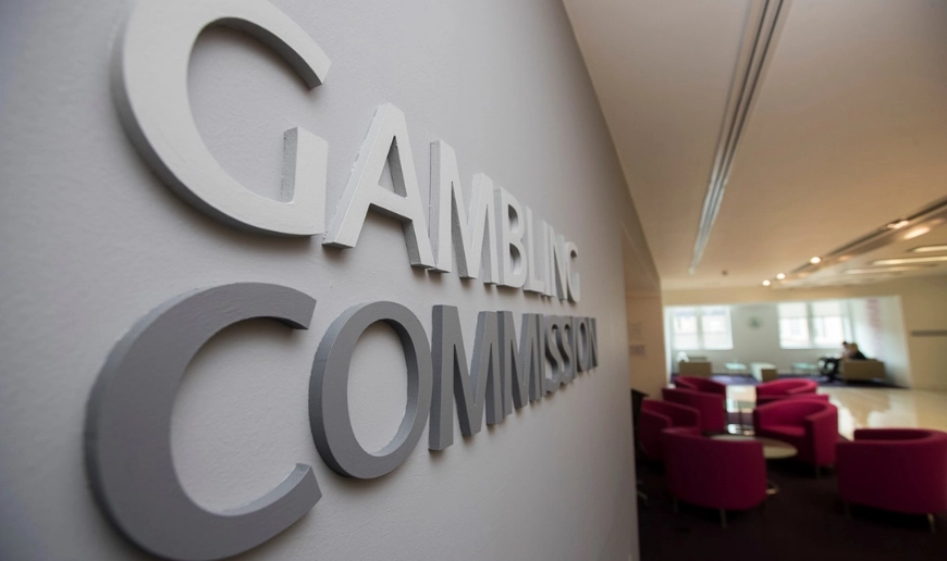 Gambling Commissions logotyp på en vägg i myndighetens lokaler